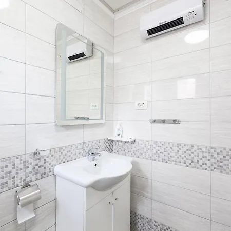 Chike With Pool Access Apartment