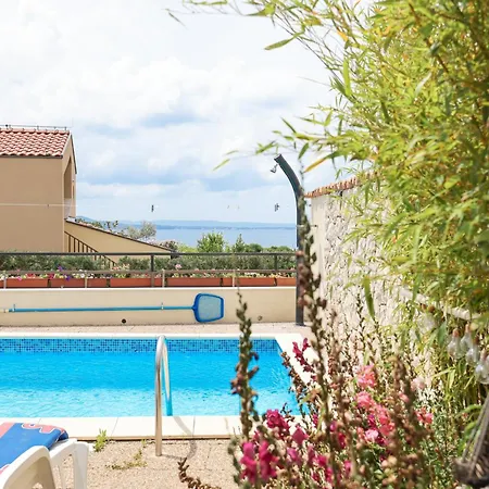 Apartment Chike With Pool Access